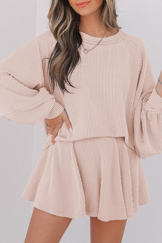Ensemble avec haut texturé et jupe courte volantée